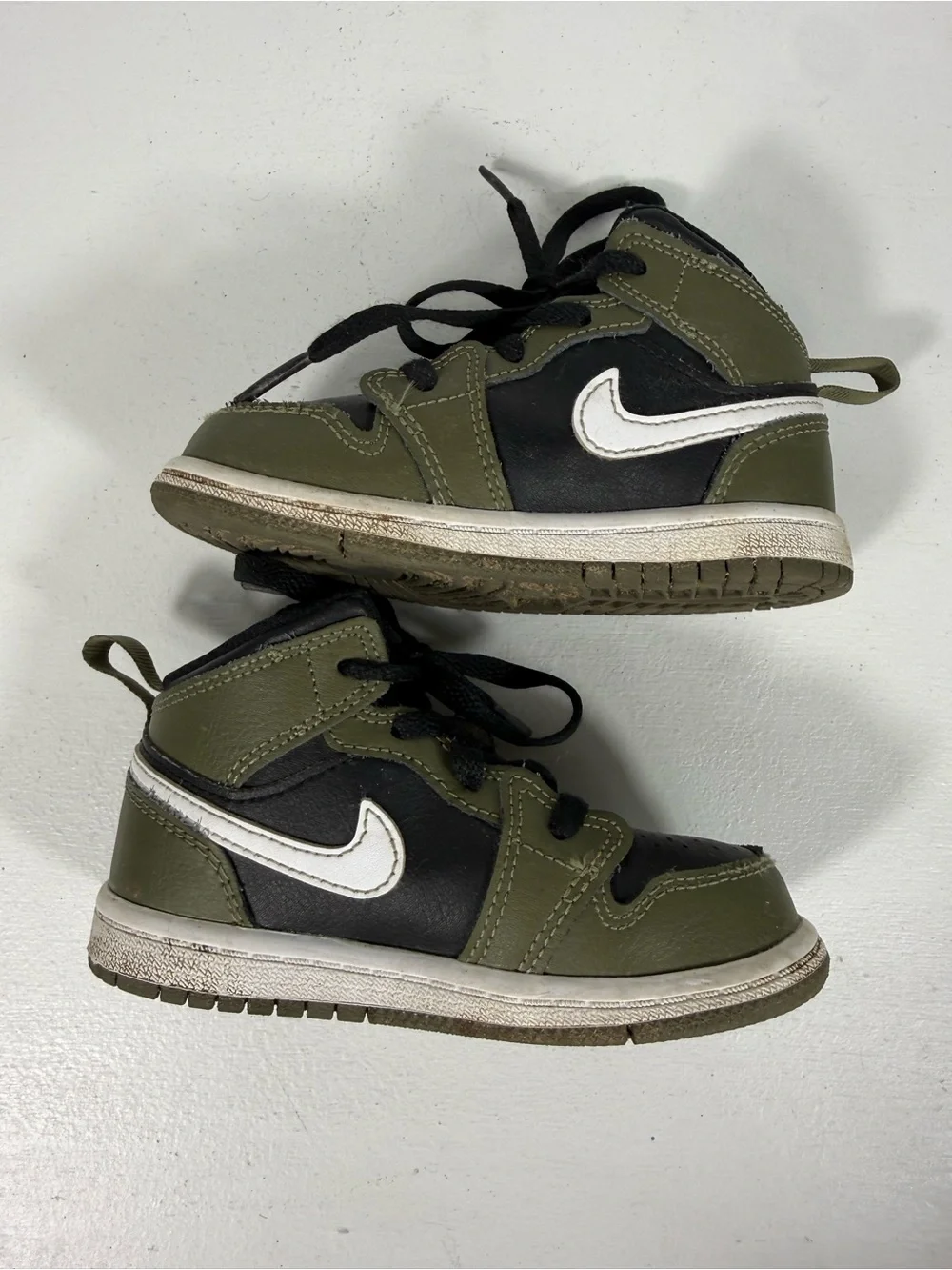 Nike Toddler Green and Black High-Top Sneakers with White Swoosh 8C